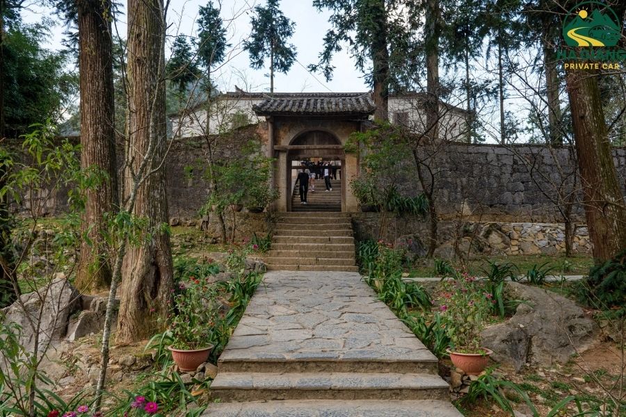 Meo King Palace - Ha Giang Private Car
