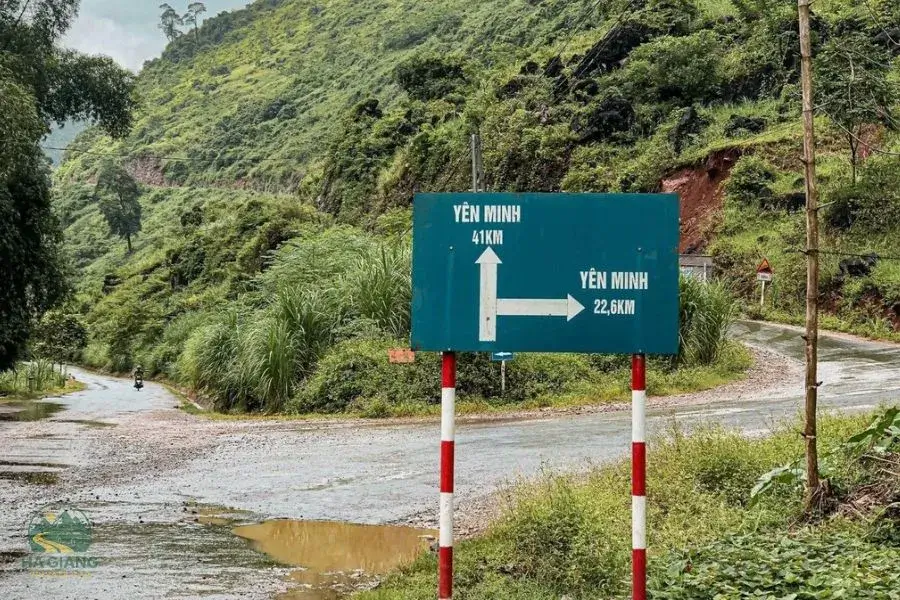 Confusing sign on the way to Yen Minh for tourists who don't know the area well